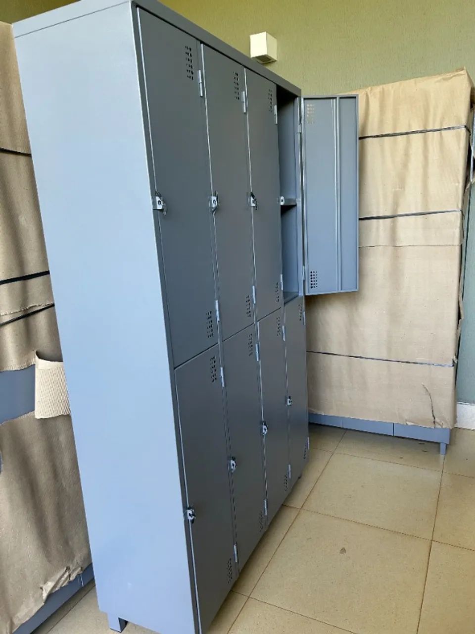 Roupeiro com 8 portas em aço - Foto 2