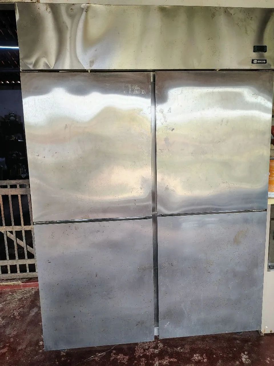 Freezer vertical macom