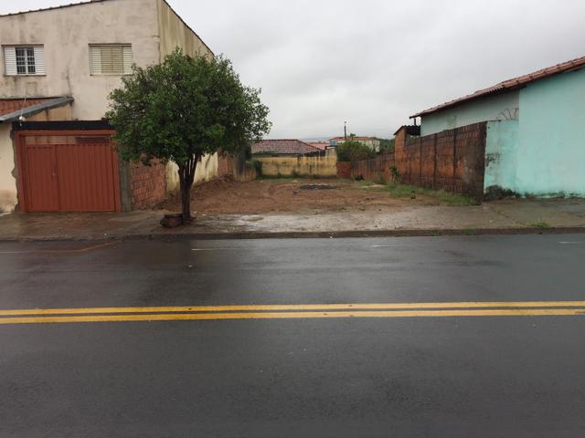 Vendo terreno de 400 m2 na Avenida Prof Nicolau Delmonte