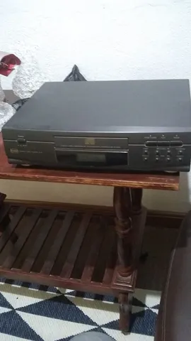 Toca CD relíquia dos anos 2000