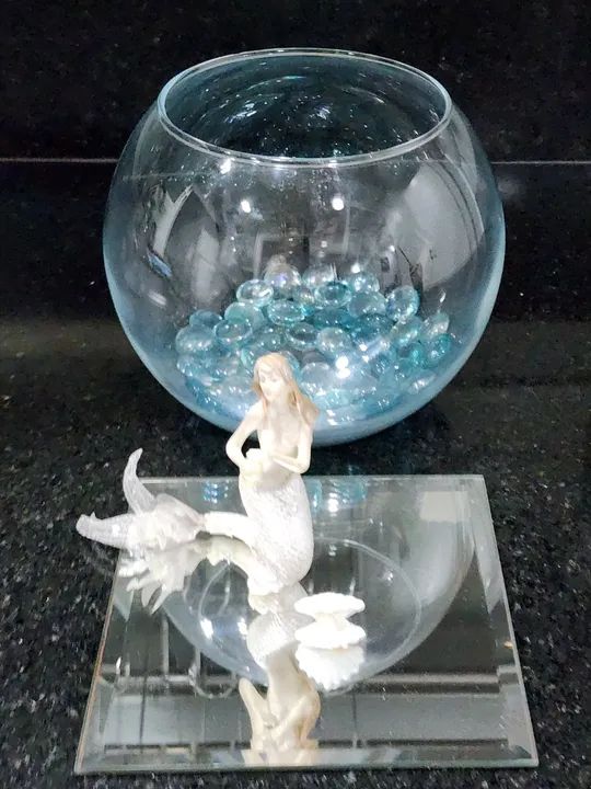 Escultura Sereia no bow aquário de vidro com  pedras de vidro azuis em base espelhada - Foto 5