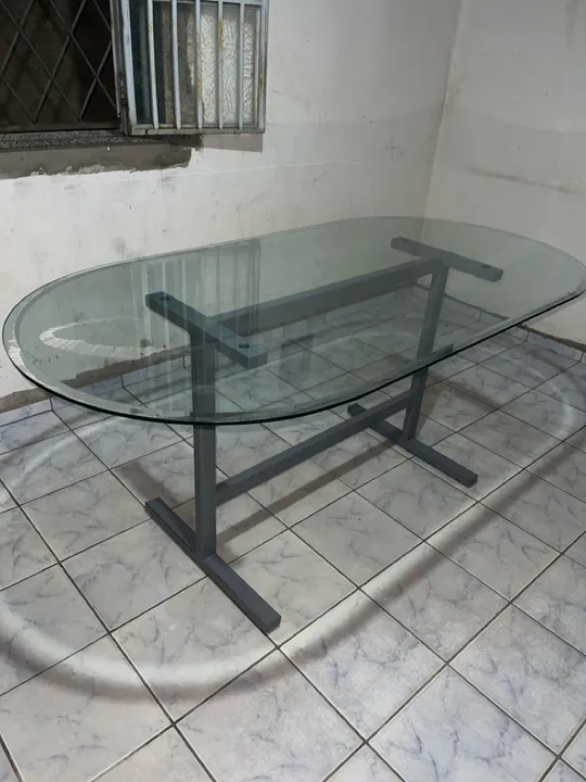 Mesa de vidro oval. Preço negociável