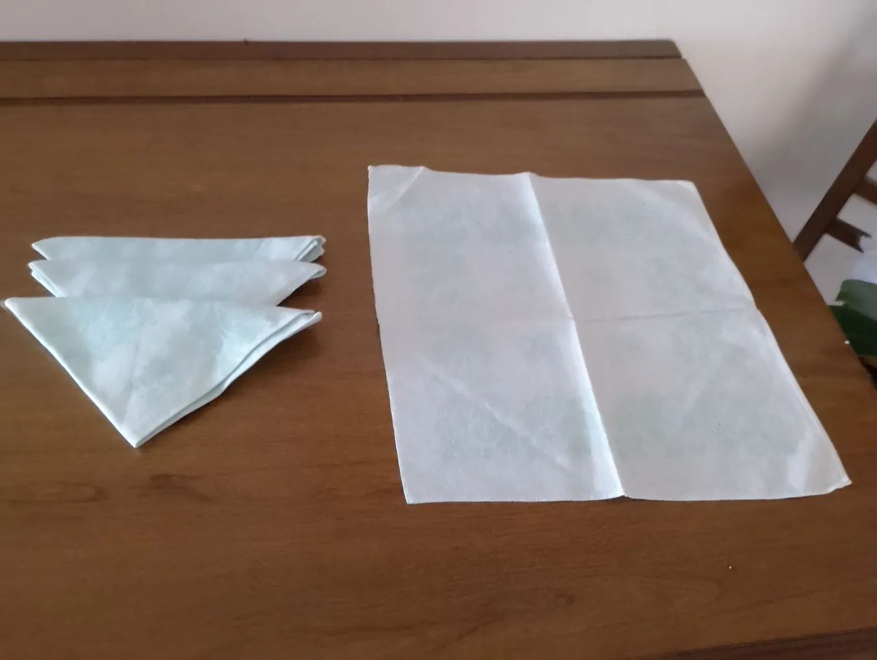 Jogo de Toalhas de Mesa - 4 Peças AMERICANO BORDADOS 