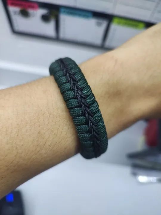 Bracelete de Paracord 550 Ornamentado com fio de Cetim - Modelo Fishtail - Customizável 60 - Foto 2