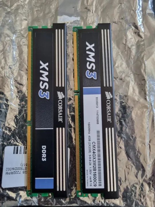 Par de memórias RAM Corsair DDR 3, 2GB cada