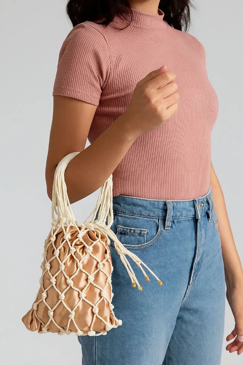Bolsa de Mão em Macramê Dourada - Elegância e Estilo