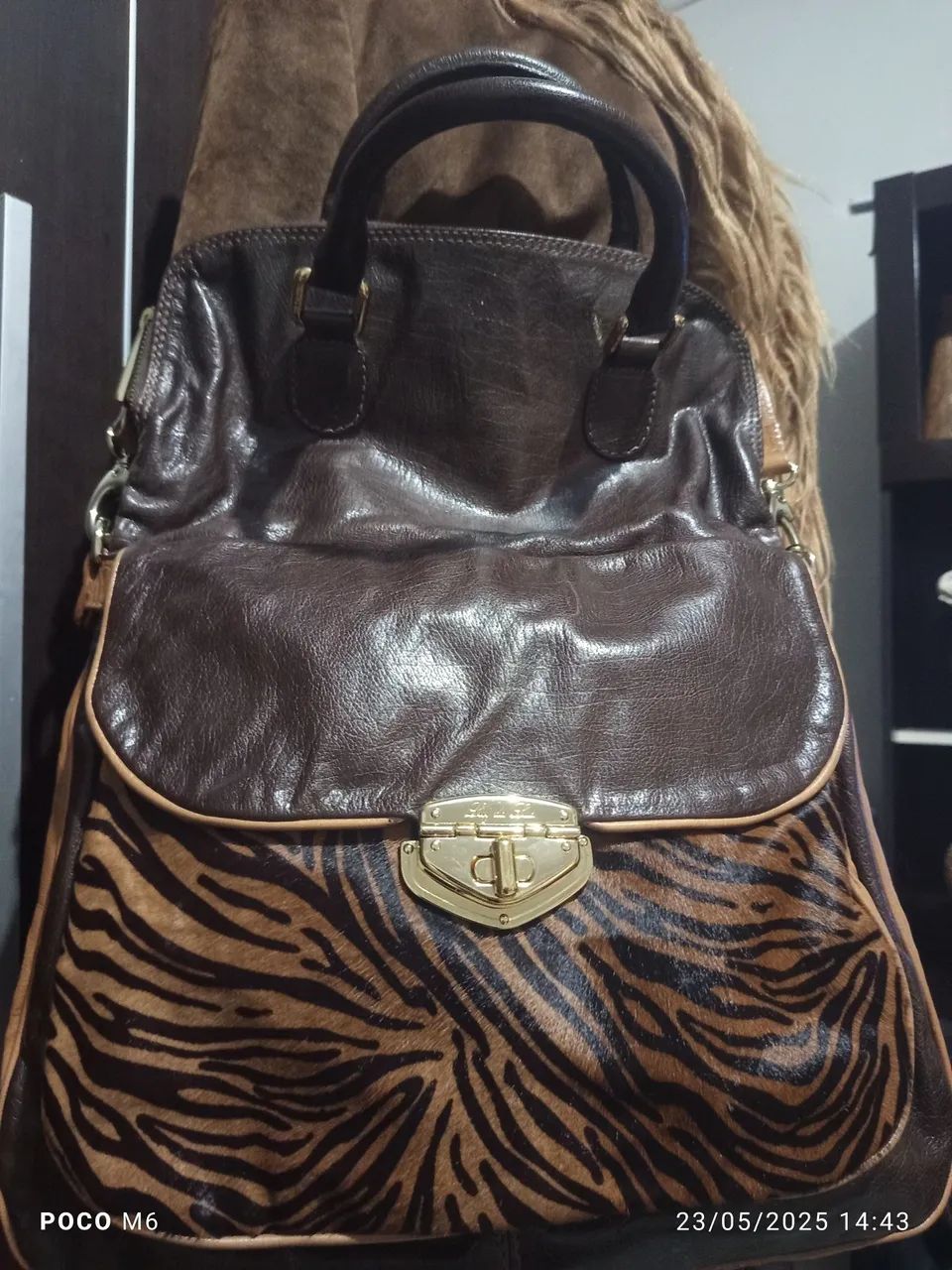 Bolsa de Couro com Detalhes Animal Print - Foto 2