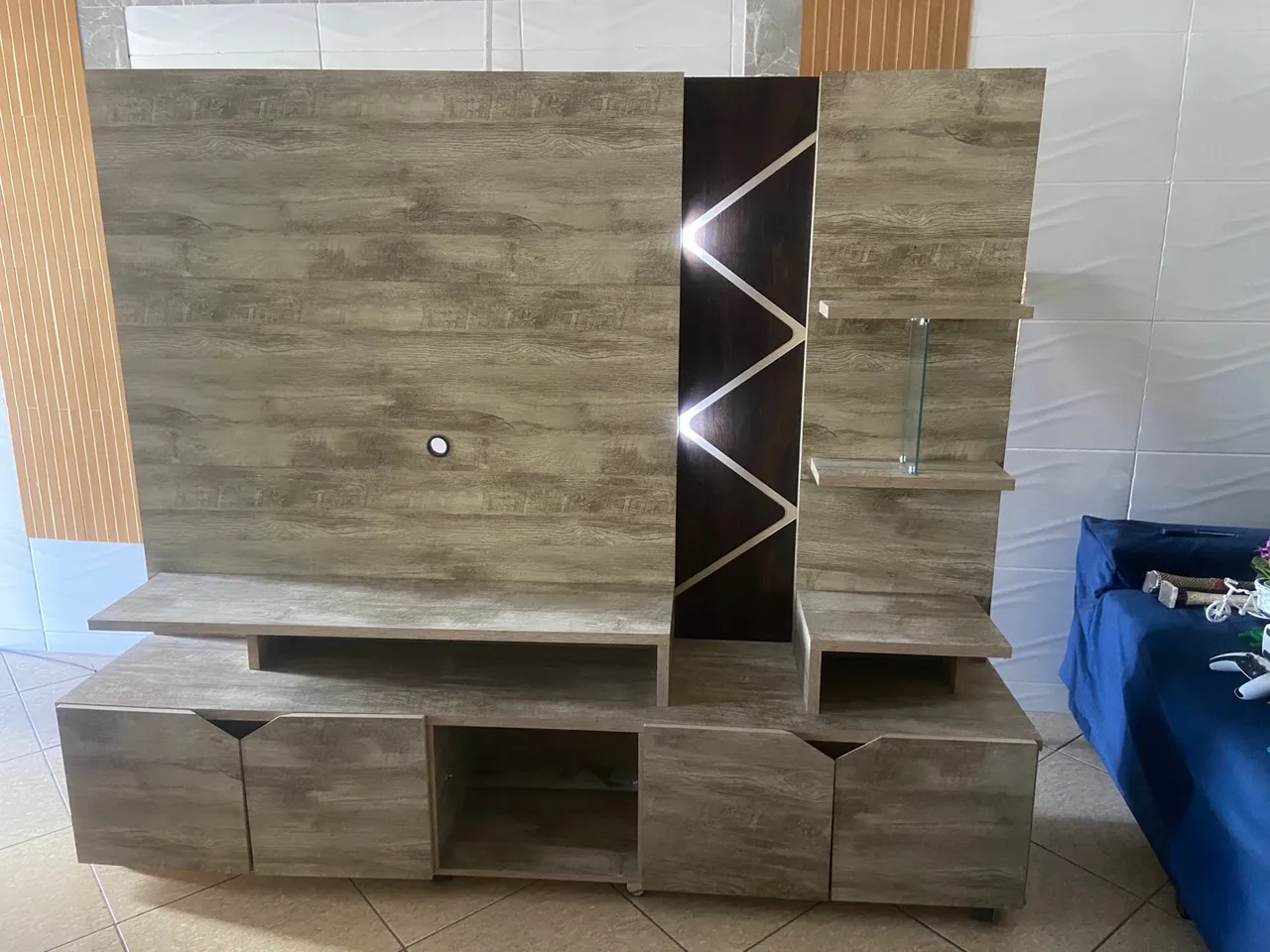Estante para TV com design moderno e prateleiras