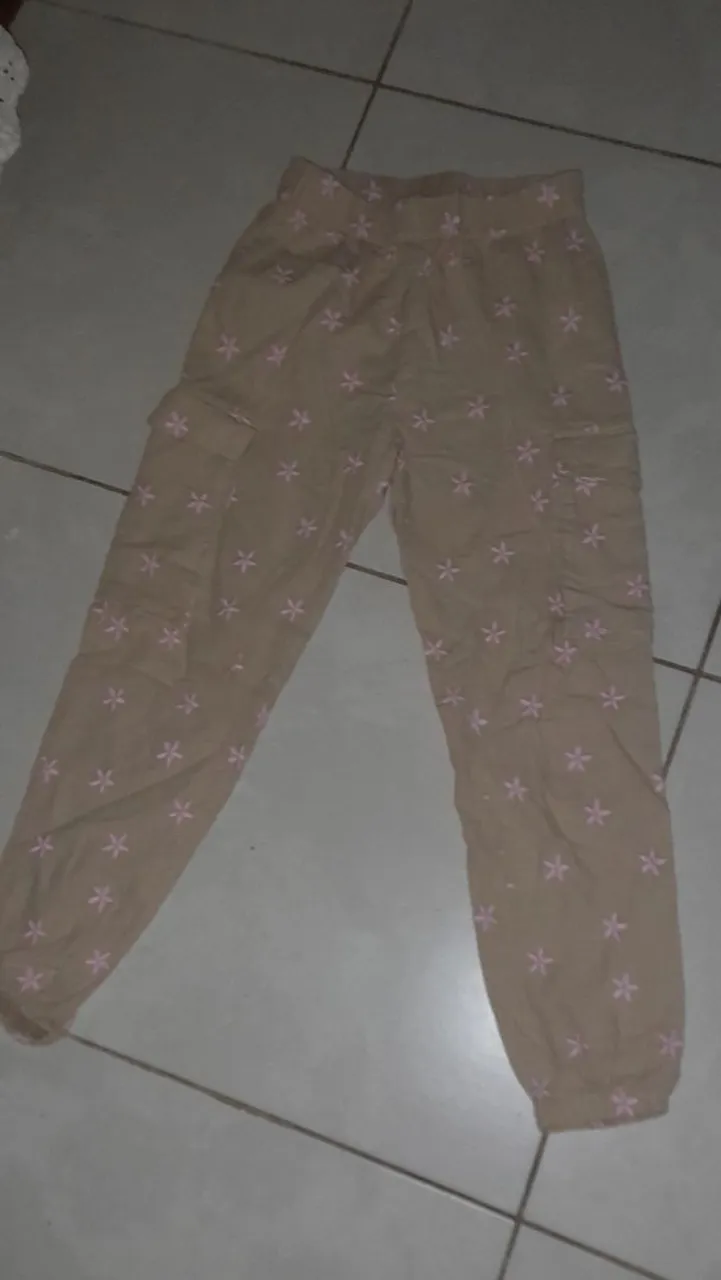 Calça cargo bege com estampa floral