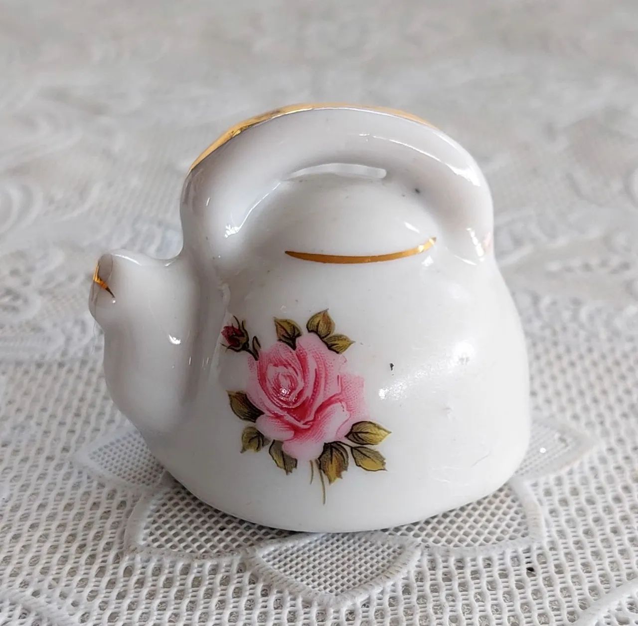 Bibelô Mini Chaleira Da Vovó Em Porcelana Miniatura