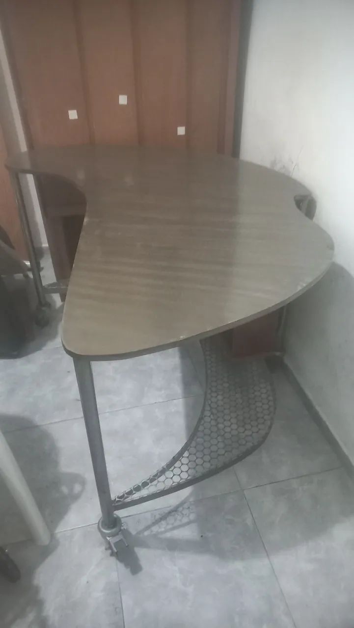 Mesa de ferro arredondada 