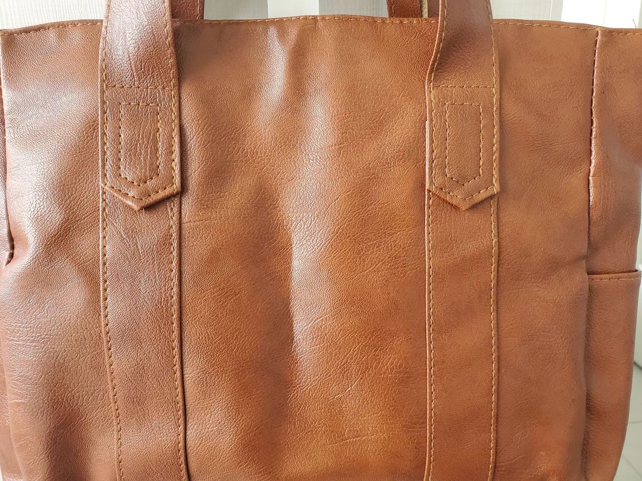 Bolsa estilo Tote (sacola) modelo retrô couro sintético marrom - Foto 2