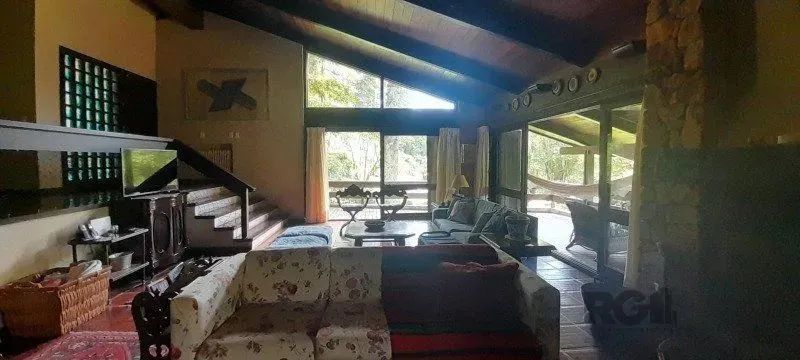 BELÍSSIMA RESIDÊNCIA, JUNTO AO LAGO NEGRO EM GRAMADO. 3 dormitórios, 350 m2, suite, living - Foto 4