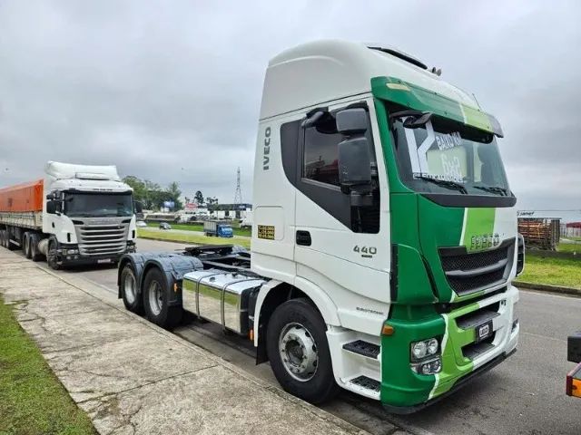 Iveco Hiway 440 6x2 Ano 2017 Teto Alto automático Suspensão Mola