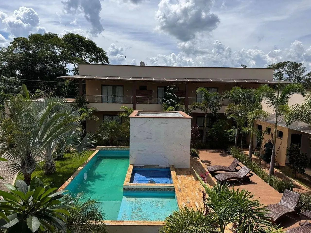 Chácara de Alto Padrão medindo 24.200m² e 877m² de área const., c/ 8 dormitórios, à venda,