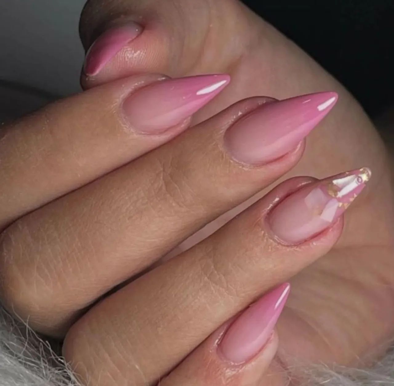 Unhas decoradas com glitter dourado