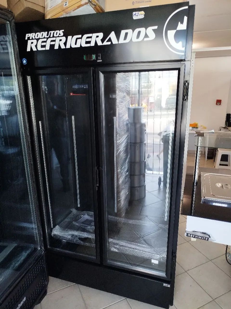 R1 Expositor de bebidas 2 portas de vidro Fortsul