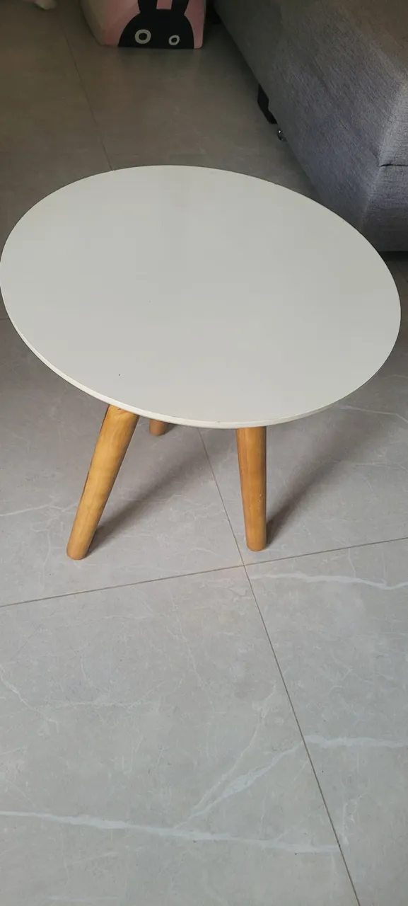 Mesa de canto redonda com pés de madeira