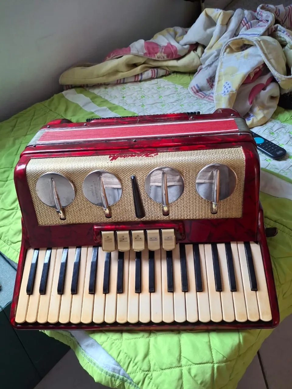 Acordeon Scandalli Italiano série ouro 80 baixos
