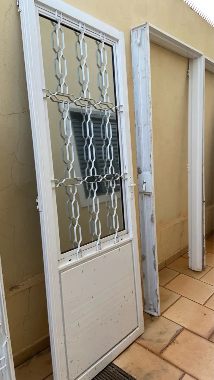 Porta de Aço com Grade de Proteção