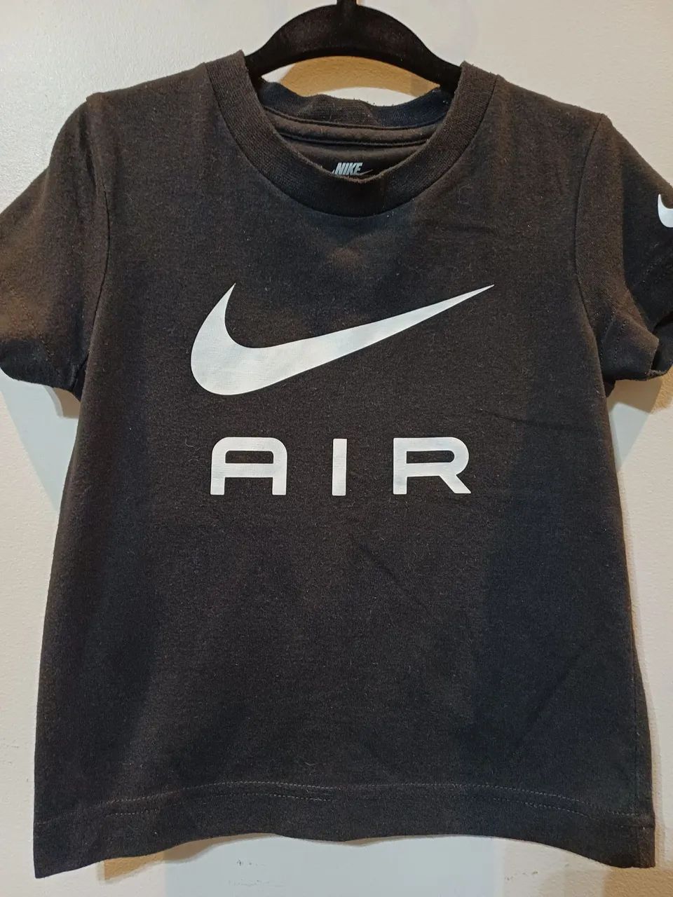 Camiseta infantil Nike semi-nova preta, tam. 1-2 anos