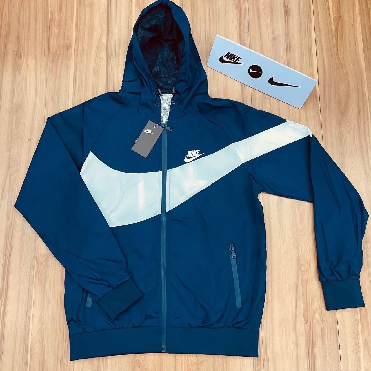 Jaqueta Nike Azul com Detalhe Branco Roupas Vila Serralheiro