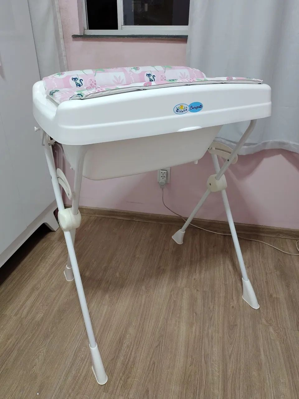 Banheira com suporte e trocador 