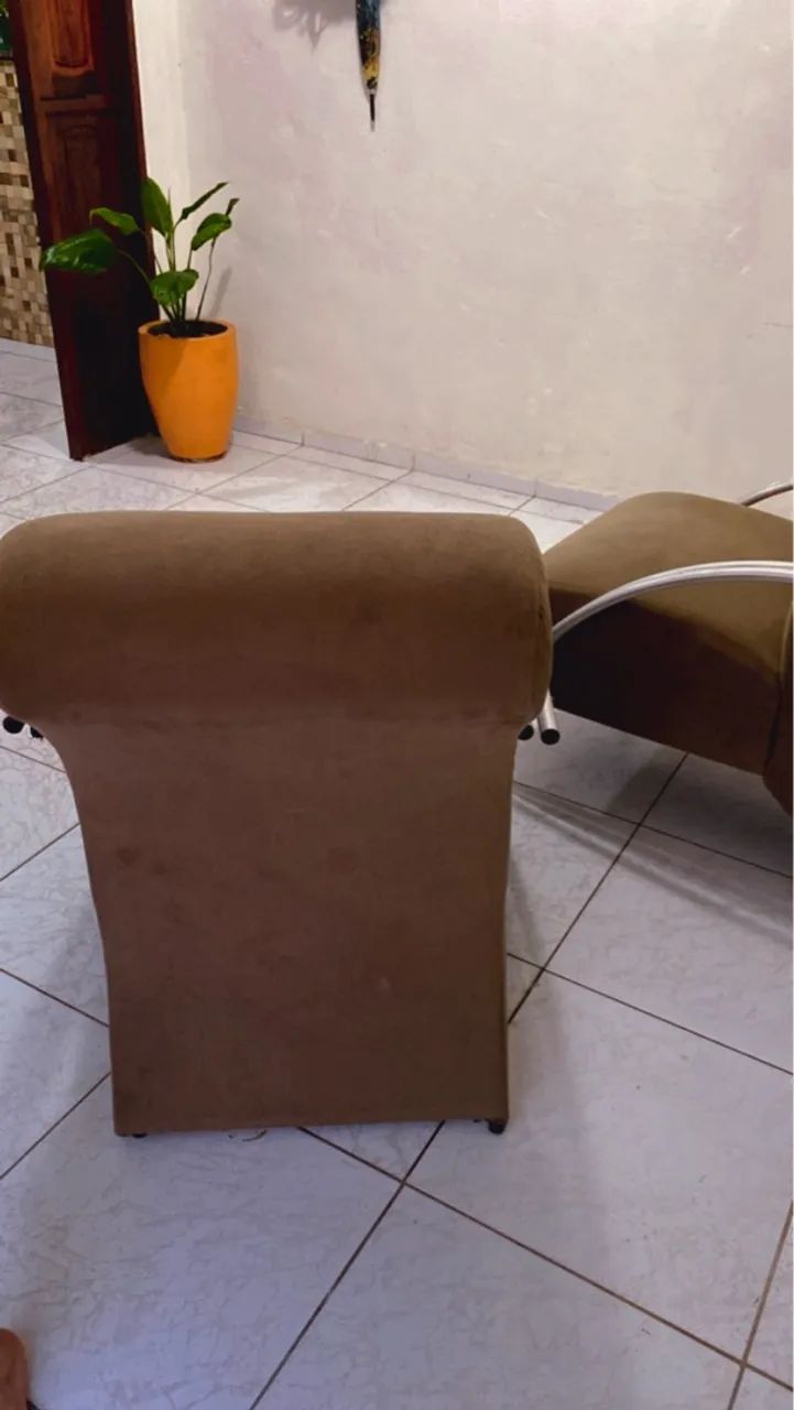 Par de poltronas modernas com estrutura em metal - Foto 5