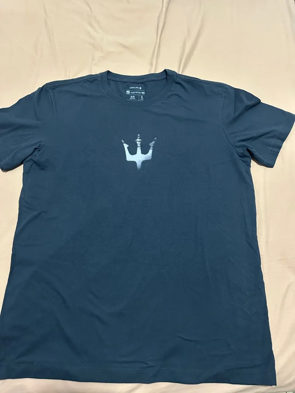 Camiseta Azul Escura com Estampa de Tridente