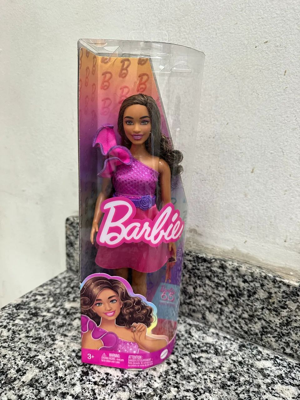 Boneca Barbie Fashionista 225 curvy na caixa - Foto 2