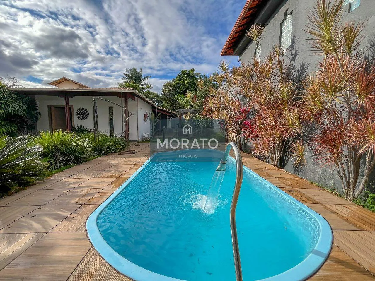 Casa com 4 quartos, 4 vagas de garagem no bairro Trevo em Belo Horizonte.