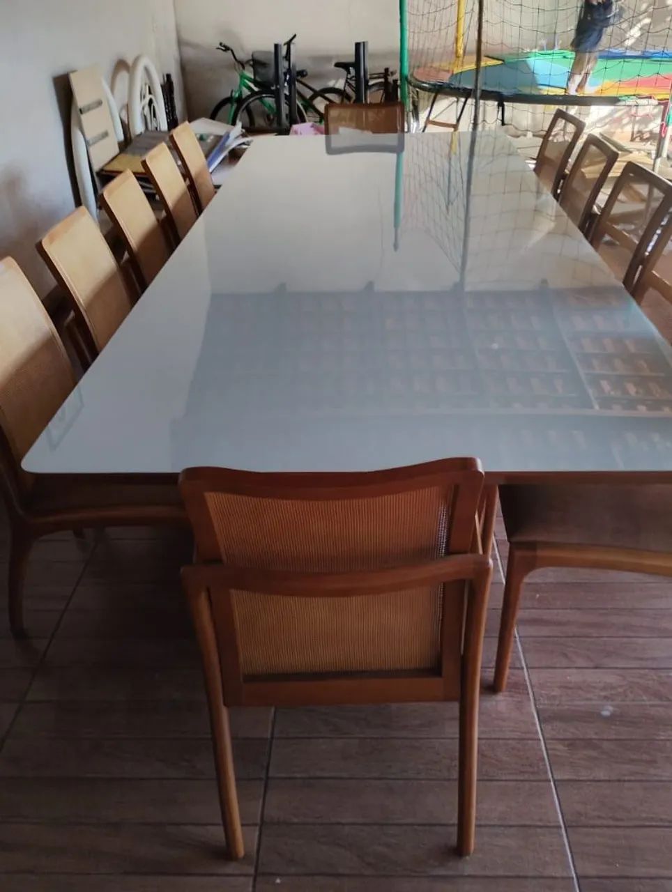 Mesa de Jantar com 12 cadeiras de madeira - Foto 2