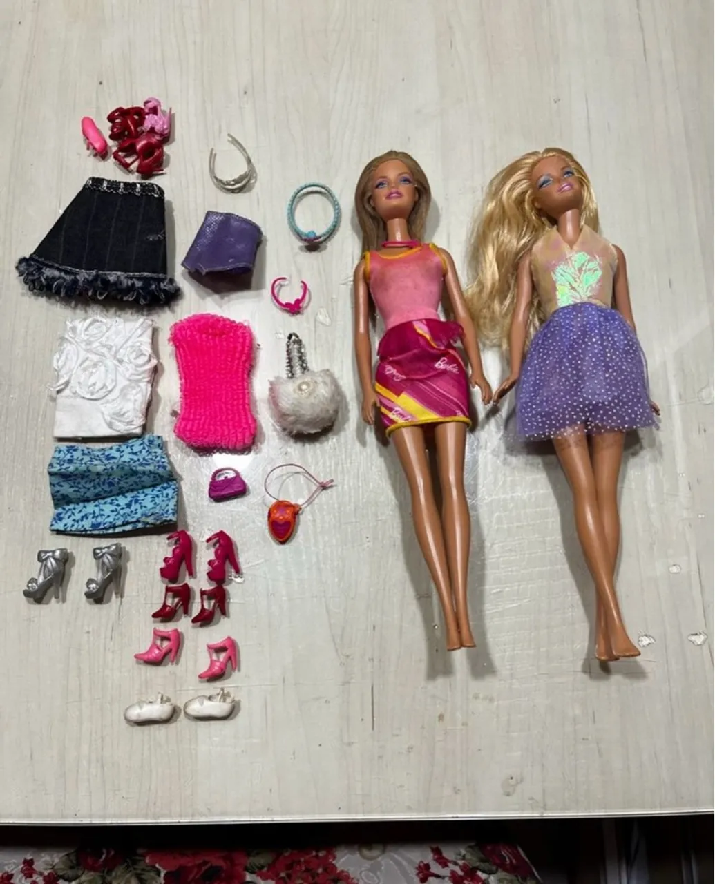 Bonecas Barbie com roupas e acessórios