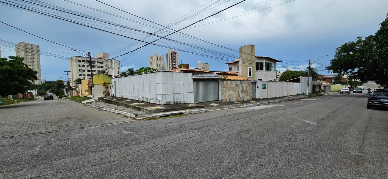 LOCAÇÃO - Casa de Esquina em Capim Macio - Ótimo para moradia ou Comércio.