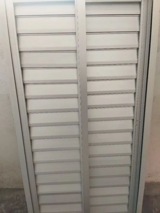 Janela de Alumínio com veneziana  de correr 62cm por 1,28m. - Foto 2