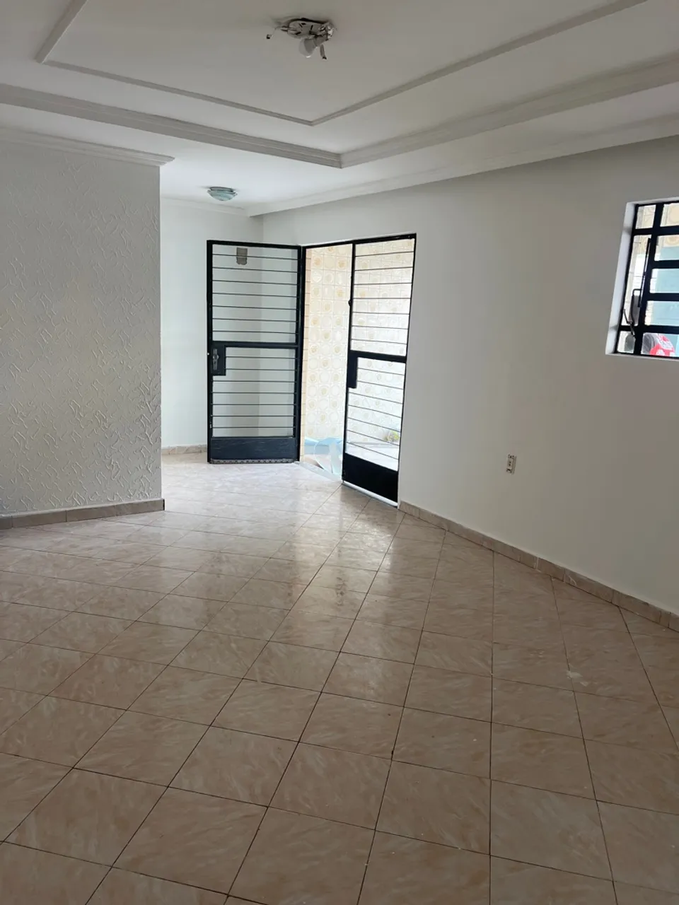 Alugo apartamento no centro.