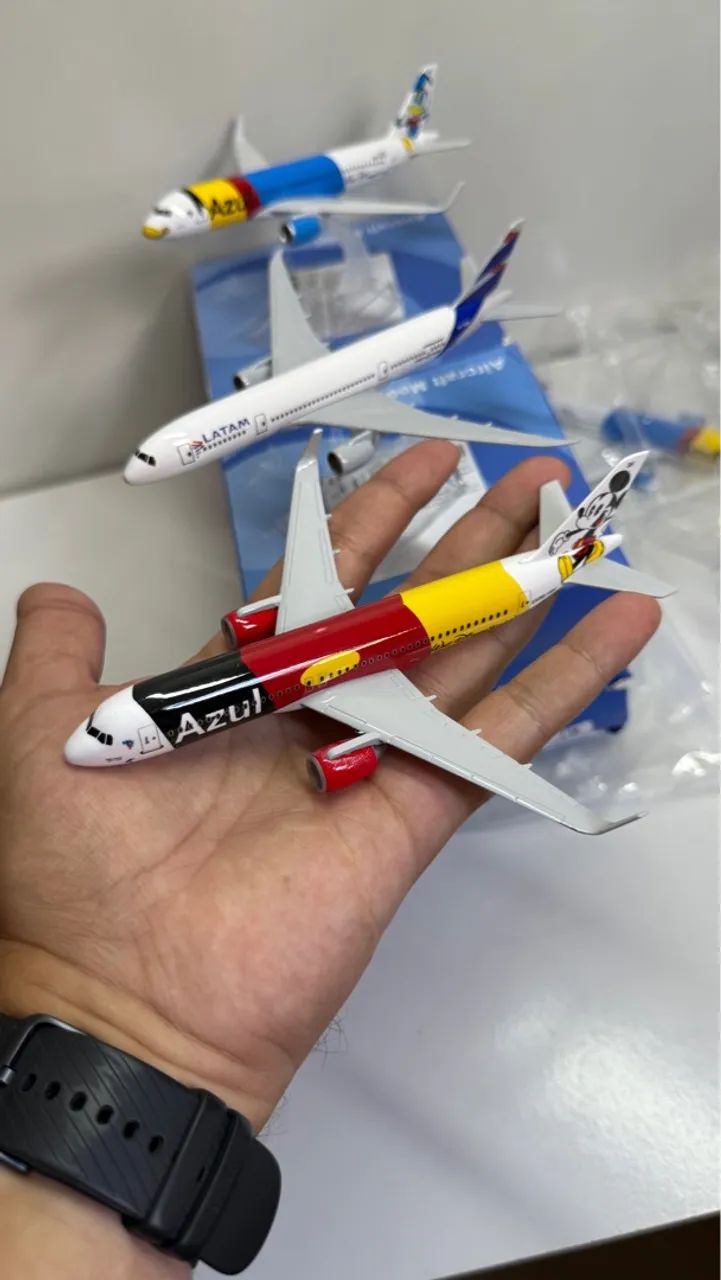 Avião em metal com base de Acrílico escala 1/400 para colecionar  - Foto 5
