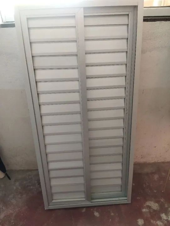 Janela de Alumínio com veneziana  de correr 62cm por 1,28m. - Foto 3