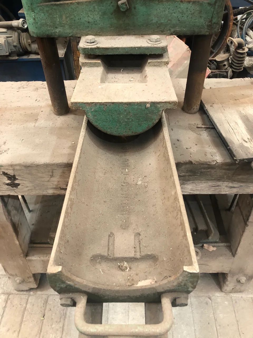 Máquina de fazer telhas - moldes Francesa e Paulista - funcionando! - Foto 4