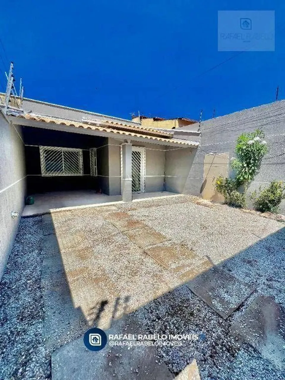 Casa plana com 03 suítes à venda no bairro Cajazeiras.