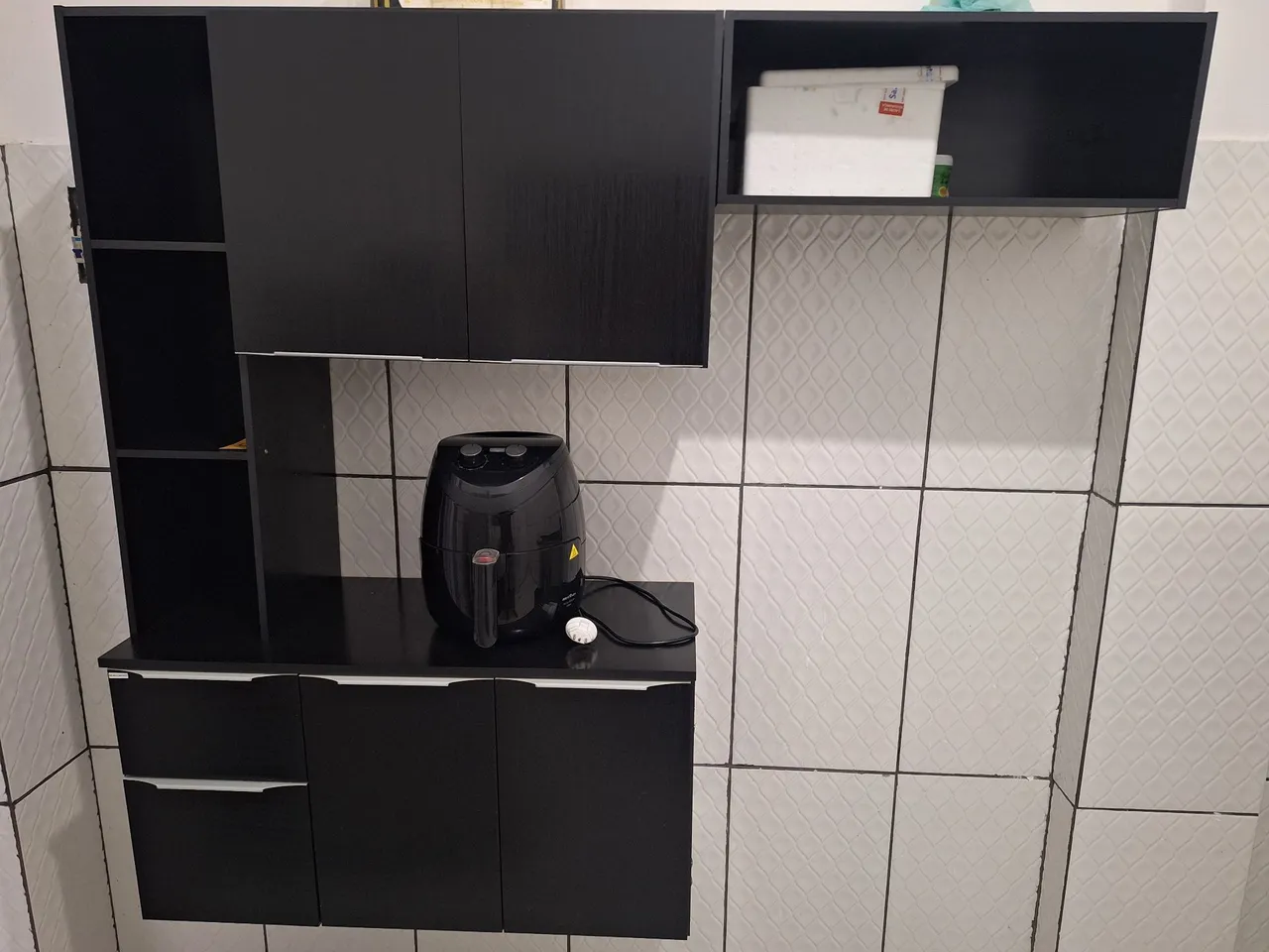 Armário de cozinha preto completo