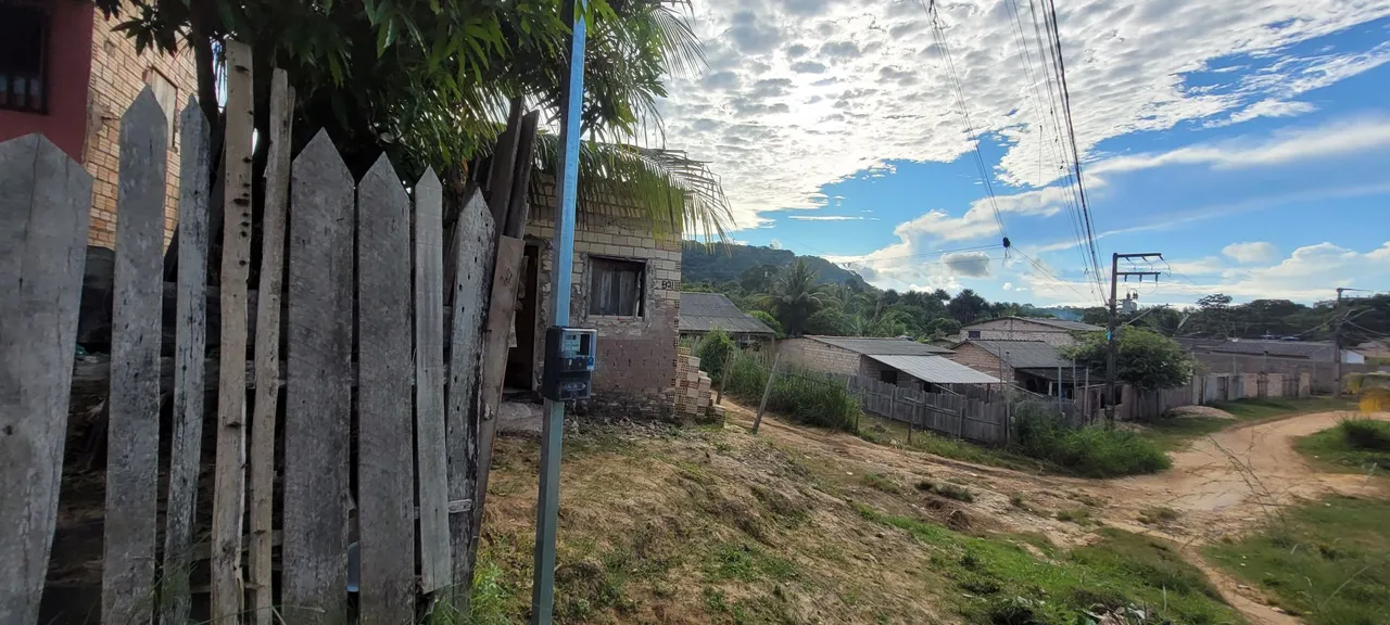 Vendo terreno com casa e banheiro e força, bairro vigia