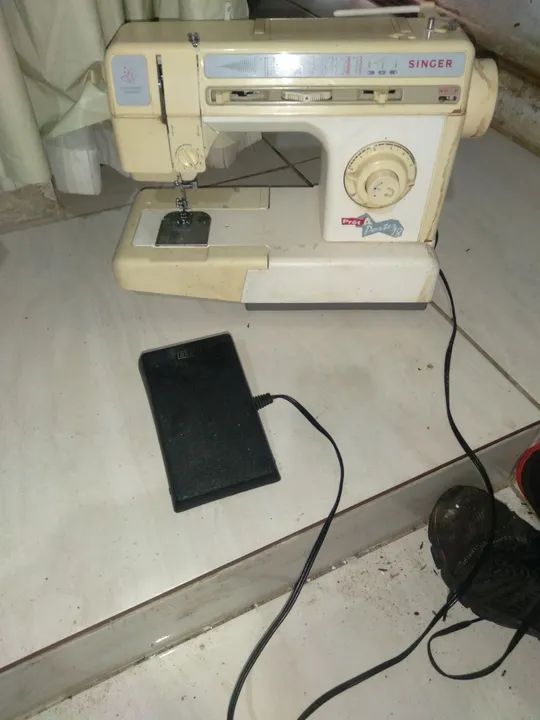 Máquina de Costura Singer  estava quardadar  não  sei que está funcionando  - Foto 2