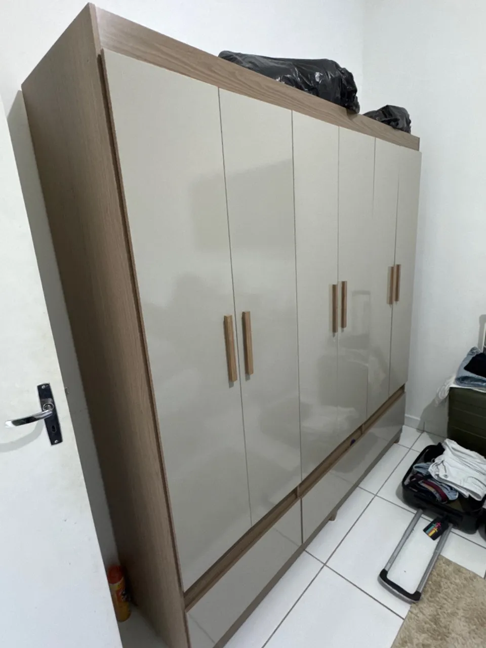 Apenas 4 meses de uso! Guarda-Roupa Moderno