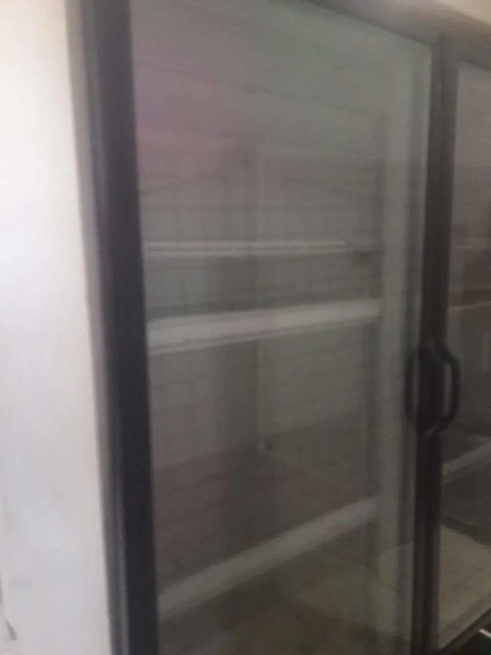 Geladeira repositora transversal com duas portas