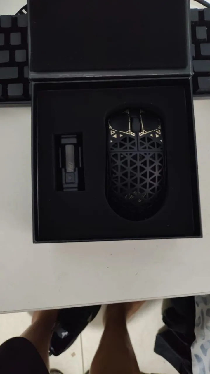 Mouse IPI Float 88 - Fibra de carbono, 8Khz, Tri-mode, sem fio