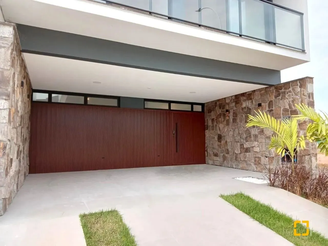 Casa a venda com 216 m² construídos, em condomínio fechado por 1.390.000 em Biguaçu.