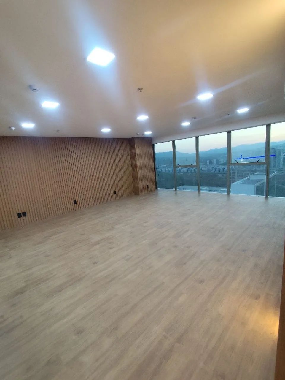 SALA COMPLETA NO EPIC TOWER FINAMENTE PLANEJADA, PRONTA PARA INICIAR SUA OPERAÇÃO 
