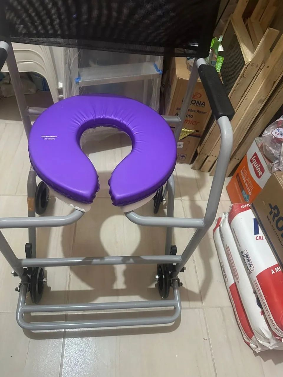 Cadeira de banho com rodas - Foto 3