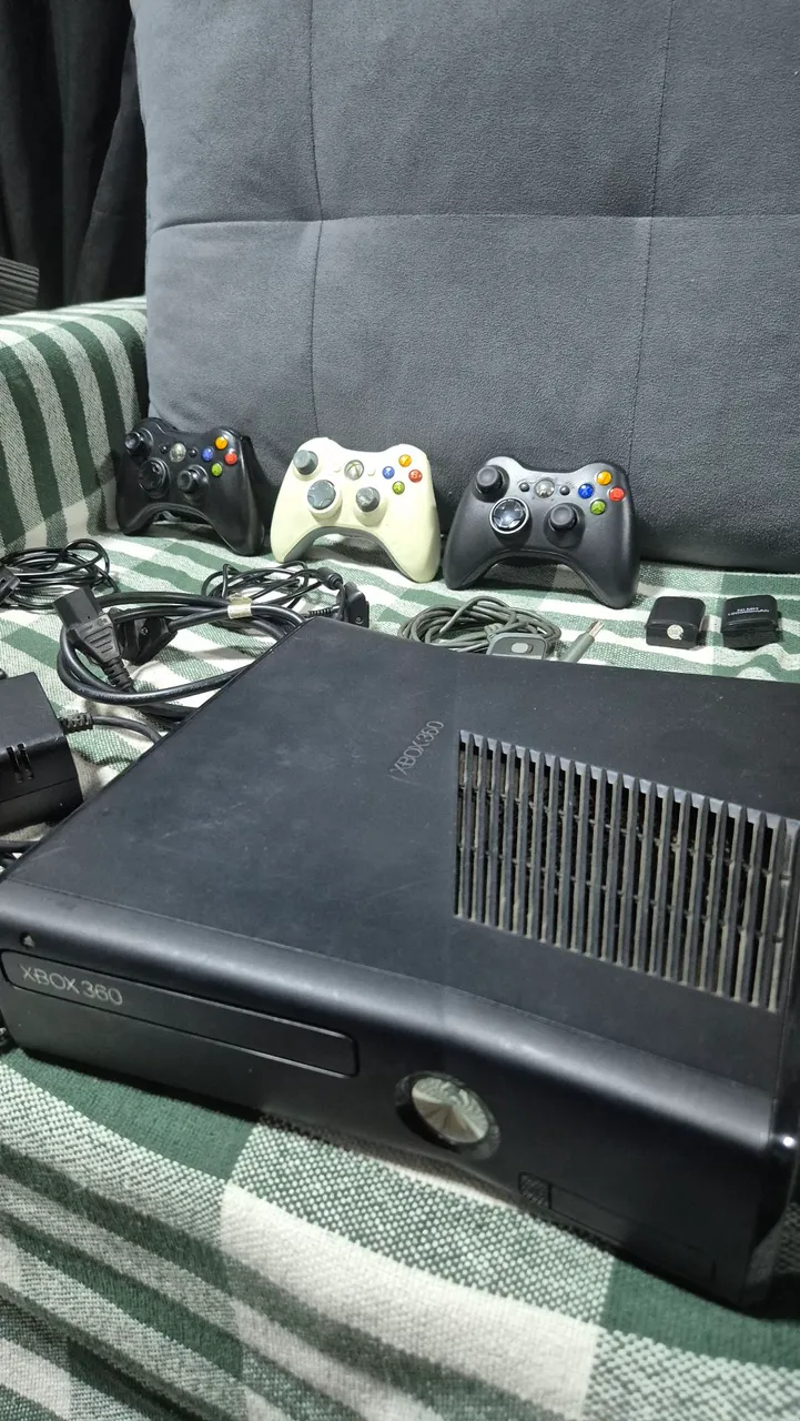 Xbox 360 com 3 Controles e Cabos